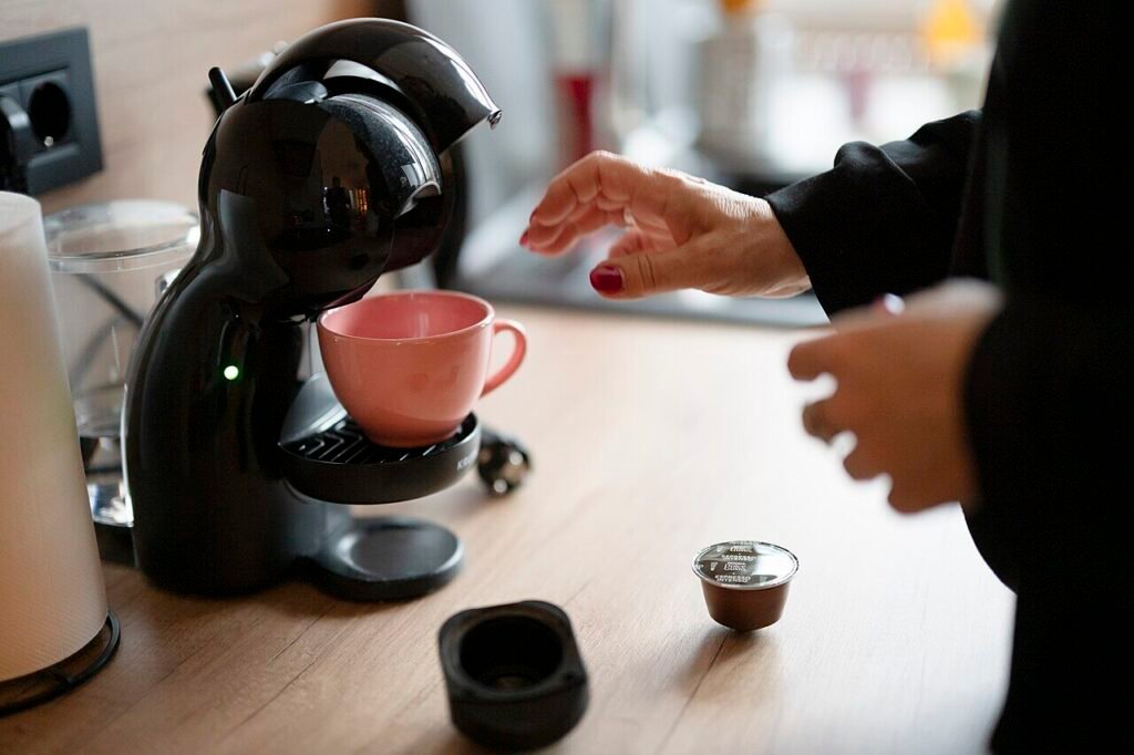 Cafetera de cápsulas preparando un café en la mesada