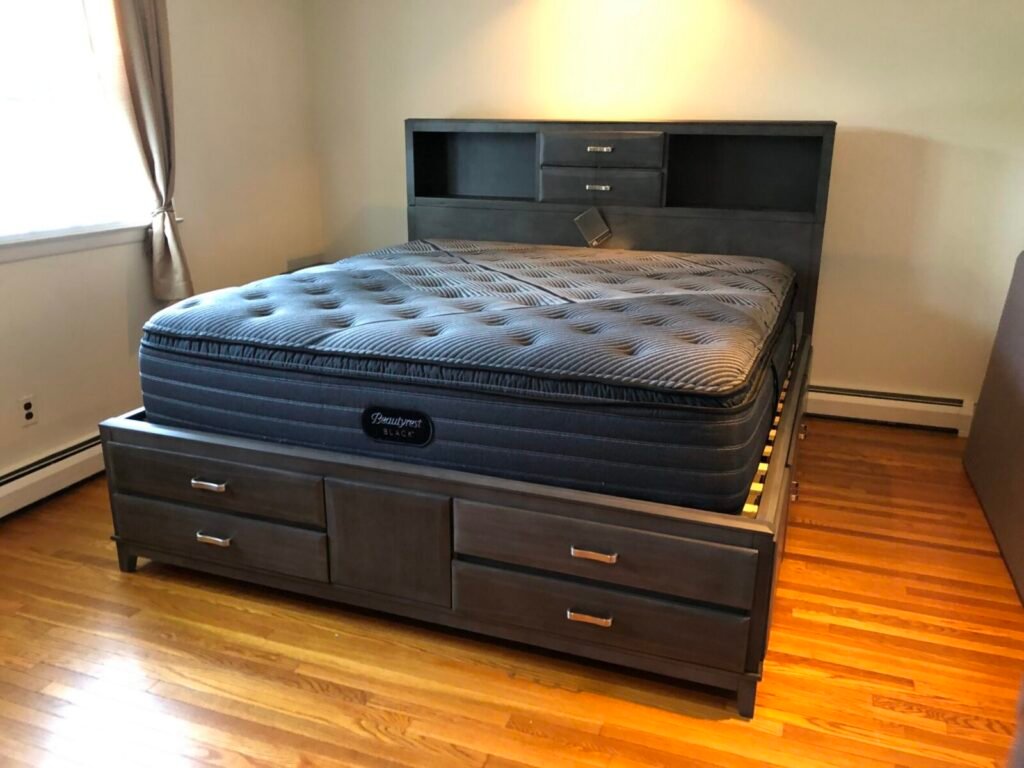 Colchón sobre una cama con marco de madera en un dormitorio