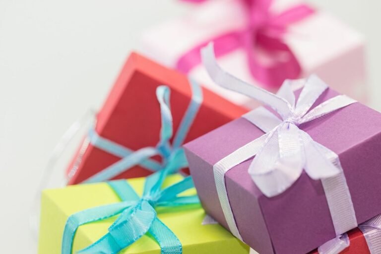 Regalos envueltos con moños de colores
